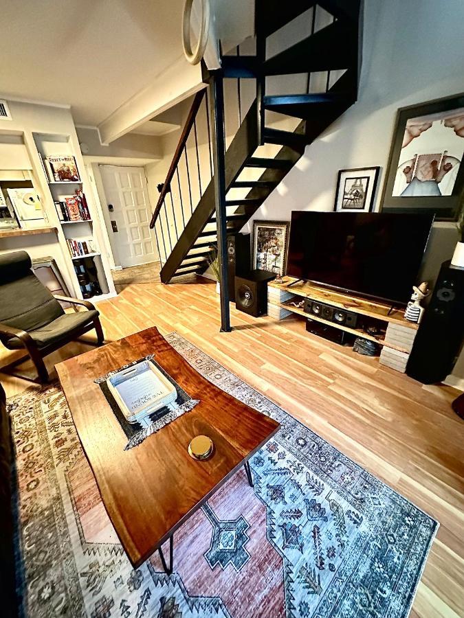 Hifi Sound & Comfort - Uptown / 2-story Loft Apartamento